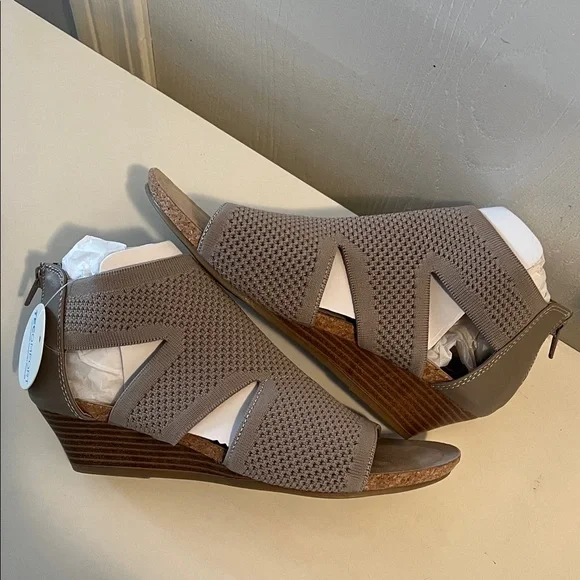 Croft & Barrow Women's Taupe Open-Toe Sandals - Picture 3 of 5